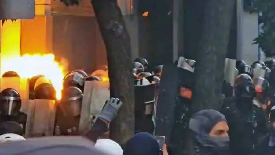 Lanzan artefacto explosivo contra policías durante marcha del 2 de octubre en CDMX