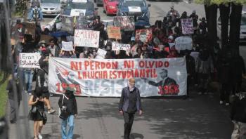 Enfrentamiento en Toluca durante marcha del 2 de octubre: encapsulan a encapuchados para proteger ferias culturales