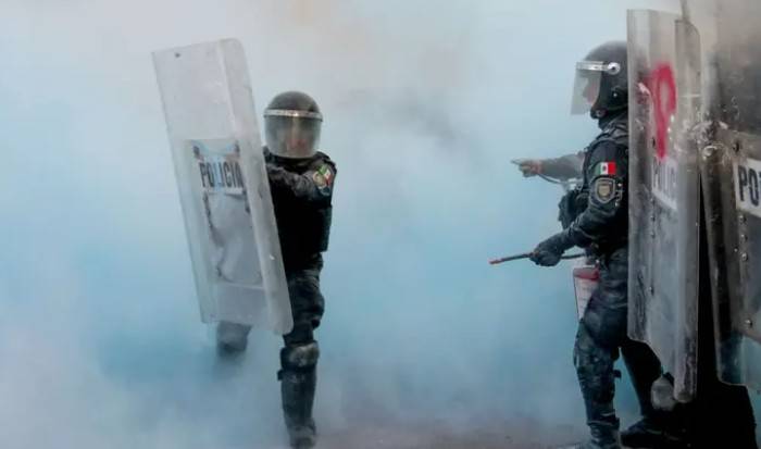 Marcha del 2 de Octubre en CDMX Deja a Un Polic&iacute;a Intubado y Otra con Lesiones por Petardo