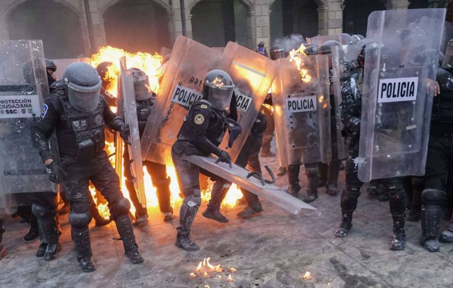 Dan de alta a 78 de los 94 policías heridos en marcha del 2 de octubre: Brugada