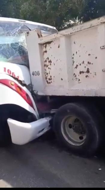 Cami&oacute;n de volteo sin frenos provoca carambola en Ecatepec; 14 lesionados