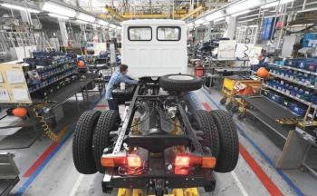 Industria mexicana de camiones pesados enfrenta arancel de 25% en EE.UU., pero no prev&eacute; cierres