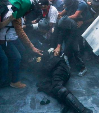 Polic&iacute;as relatan agresiones durante la marcha del 2 de octubre en CDMX