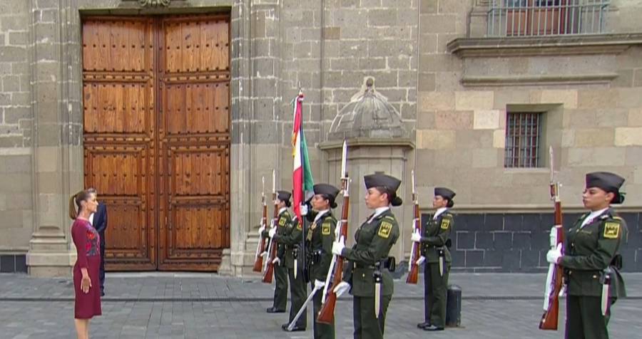 Sheinbaum se dirige al estrado para su primer informe de gobierno