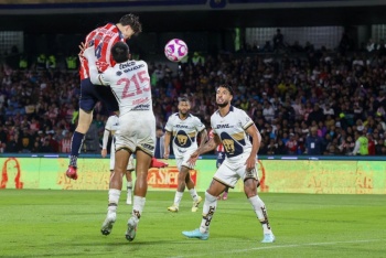 Chivas remonta en el Ol&iacute;mpico Universitario y agrava la crisis de Pumas