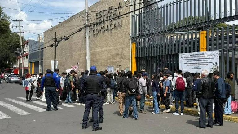 Alerta de bomba obliga a desalojar Prepa 6 de la UNAM y suspender clases