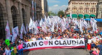 Multitudinario apoyo maderense a Claudia Sheinbaum en el Z&oacute;calo capitalino