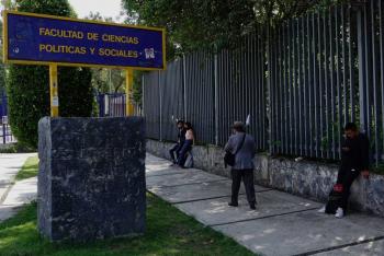 Desalojo en la Facultad de Ciencias Pol&iacute;ticas y Sociales de la UNAM por posible amenaza de bomba