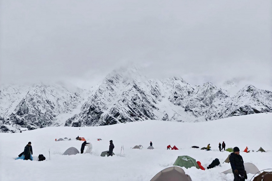 Cientos de rescatados a los pies del Everest tras intensas nevadas en China