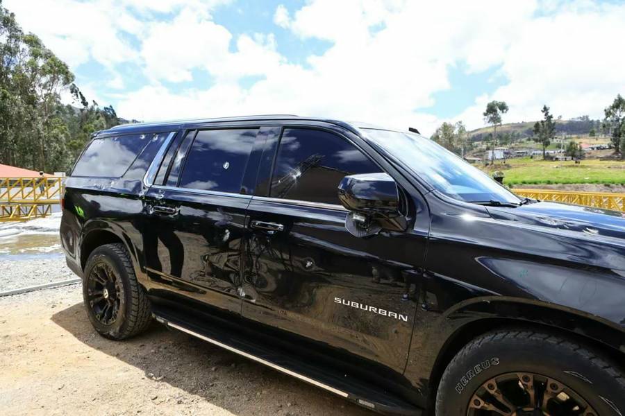 Presidente de Ecuador sale ileso de ataque a balazos a su caravana