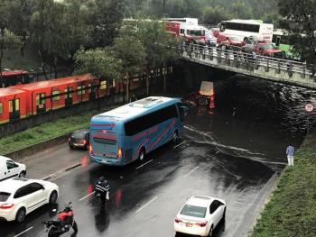 Aseguradoras reportan elevados costos por accidentes viales durante lluvias en CDMX