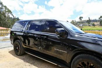 Presidente de Ecuador sale ileso de ataque a balazos a su caravana