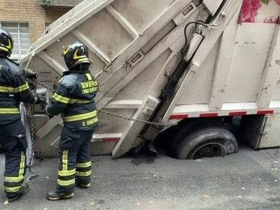 Camión de basura vuelve a hundirse en socavón de Vista Alegre, CDMX
