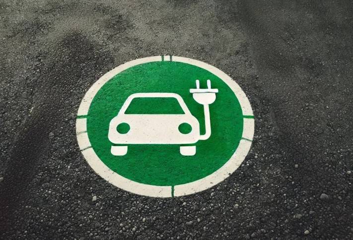Utilizar las farolas como cargadores, una iniciativa para impulsar la movilidad eléctrica