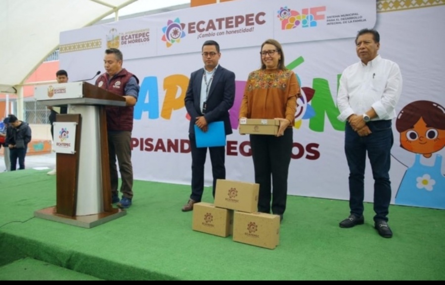 Alcaldesa de Ecatepec entrega zapatos gratuitos a 800 estudiantes de nivel b&aacute;sico