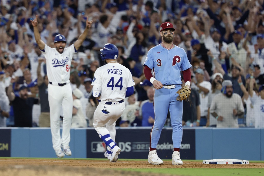 Dodgers eliminan a Filis gracias a un dramático error en undécima entrada