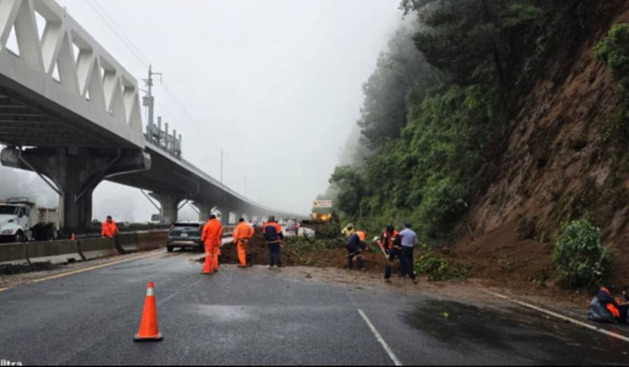 Deslaves paralizan la autopista M&eacute;xico–Toluca rumbo a la CDMX