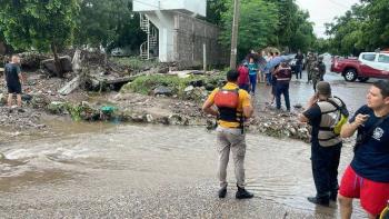 Muere polic&iacute;a al intentar rescatar a familia atrapada por inundaciones en Papantla, Veracruz