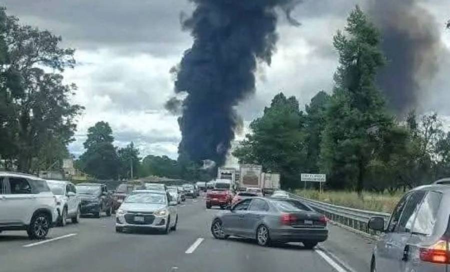 Explota pipa en la autopista México-Puebla y cierran la vía en ambos sentidos
