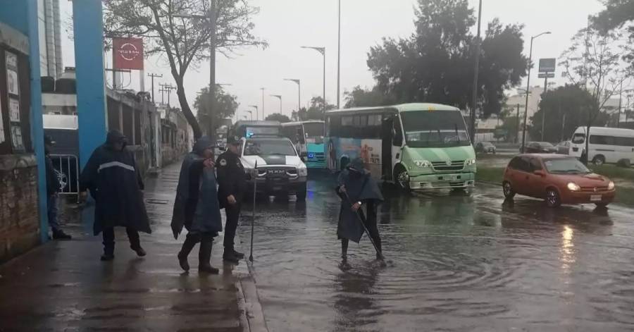 Fuertes lluvias provocan 62 encharcamientos en vialidades de CDMX; suspenden tramo de la Línea A