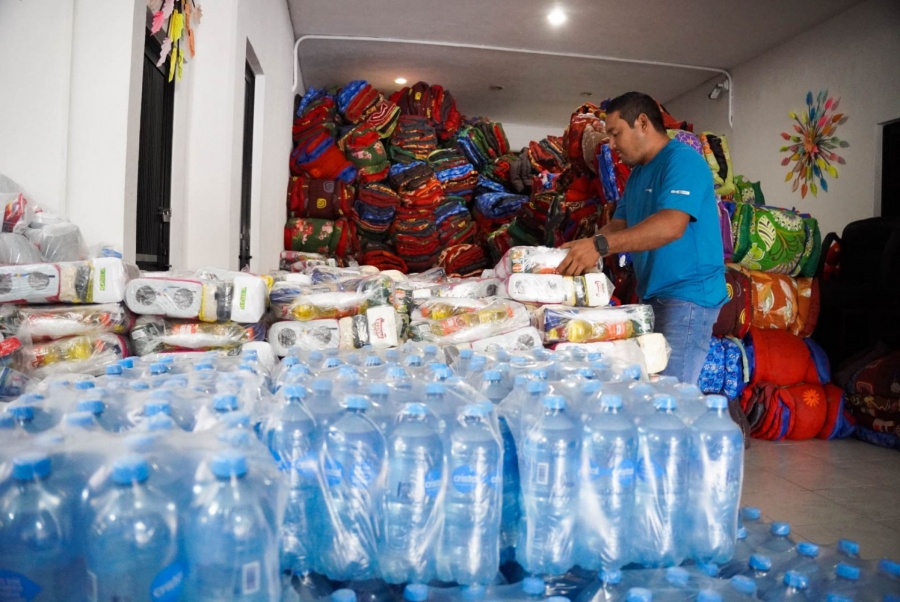 Fundaci&oacute;n Telmex entrega 30 toneladas de ayuda a damnificados en Veracruz