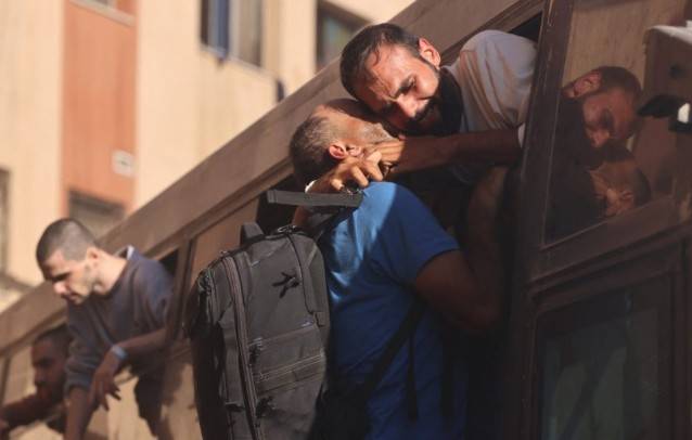 Liberaci&oacute;n simult&aacute;nea de rehenes israel&iacute;es y presos palestinos marca un d&iacute;a de emociones