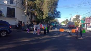 Vecinos bloquean Camino a Santa Fe para exigir agua tras cinco d&iacute;as sin suministro