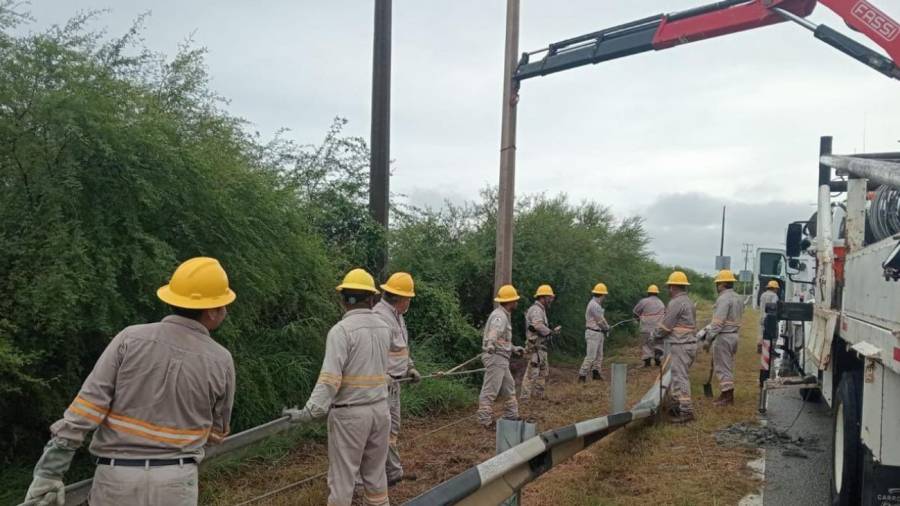 Restablecen 84% servicio eléctrico y el tránsito en 130 carreteras federales tras lluvias
