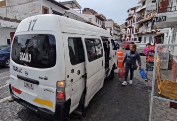 Transportistas en Taxco queman motopatrullas tras presunta agresi&oacute;n a un chofer