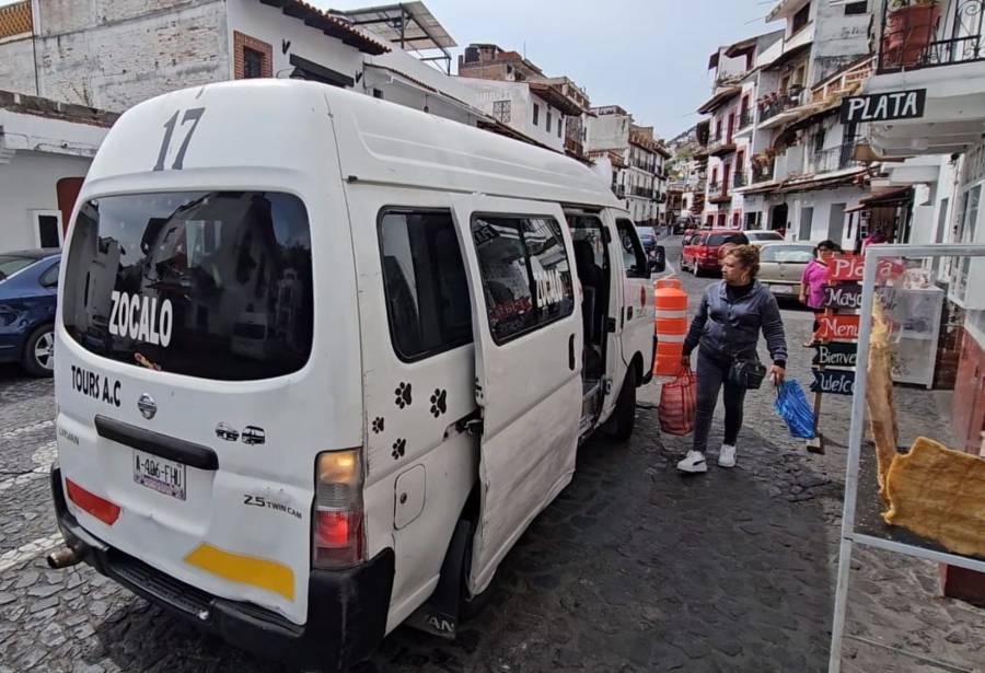 Transportistas en Taxco queman motopatrullas tras presunta agresión a un chofer
