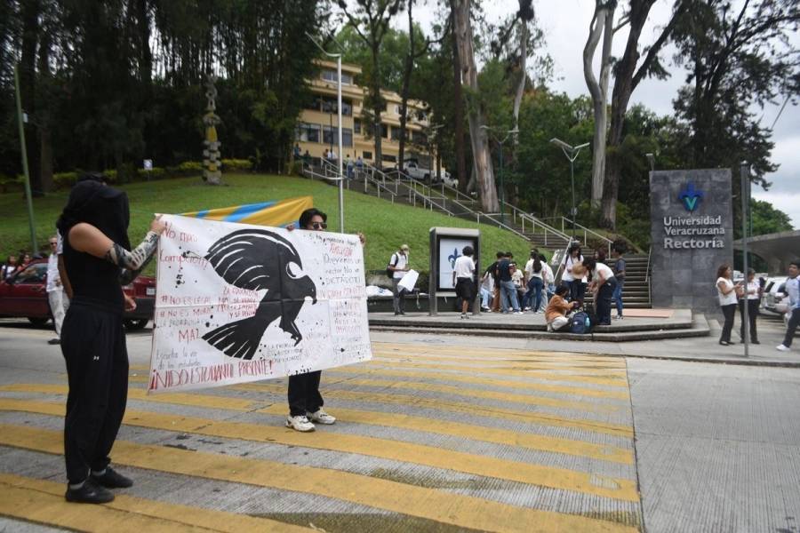 Estudiantes de la Universidad Veracruzana exigen destitución del rector tras muertes y desapariciones por lluvias en Poza Rica
