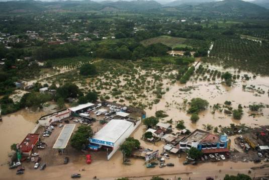 Lluvias torrenciales dejan 64 muertos y 65 desaparecidos en México