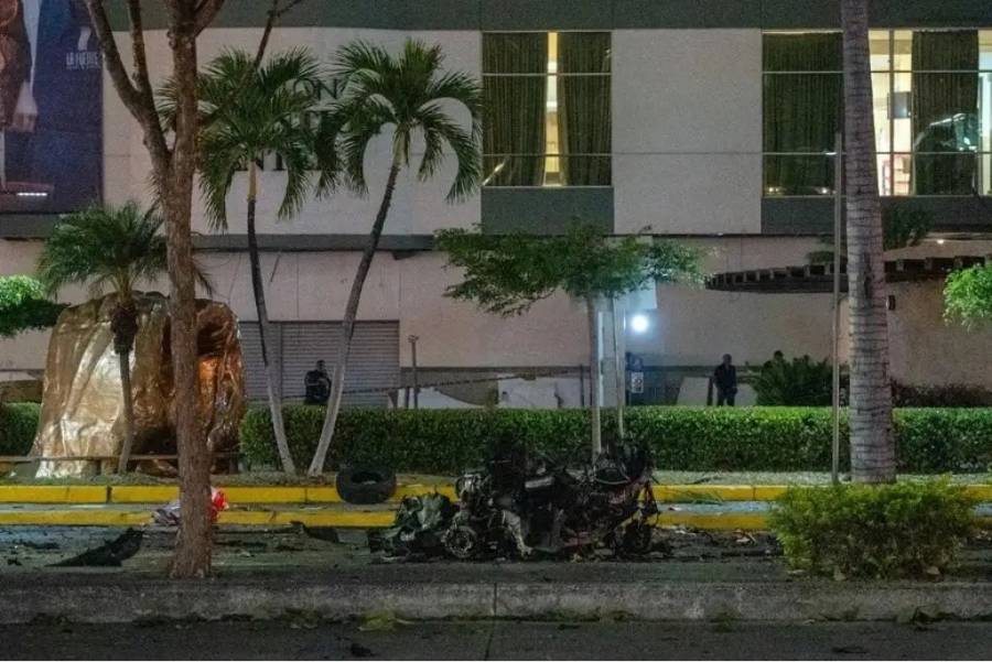 Explosión de coche bomba frente a centro comercial en Guayaquil deja un muerto