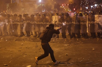 Masiva protesta deja 15 polic&iacute;as heridos en Per&uacute; tras instalarse nuevo gobierno