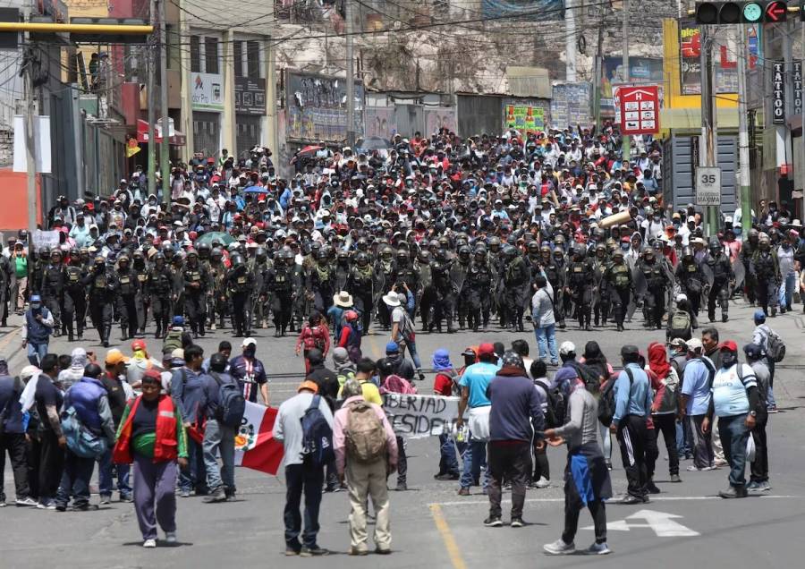 Per&uacute; instala nuevo gobierno y se desata protesta masiva que deja lesionados