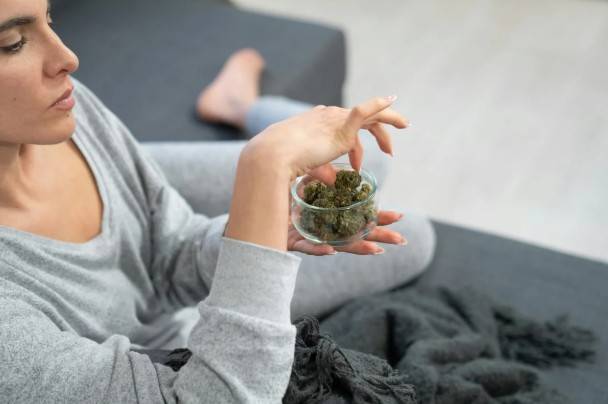 ¿Es conveniente consumir cannabis para conciliar con el sueño?