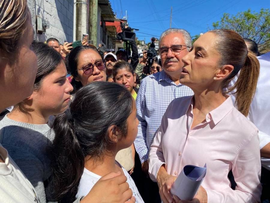 Sheinbaum supervisa entrega de apoyos en Pantepec tras afectaciones por lluvias