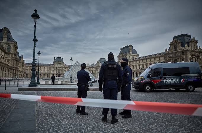 Museo del Louvre cierra temporalmente tras robo de joyas de la colección de la corona