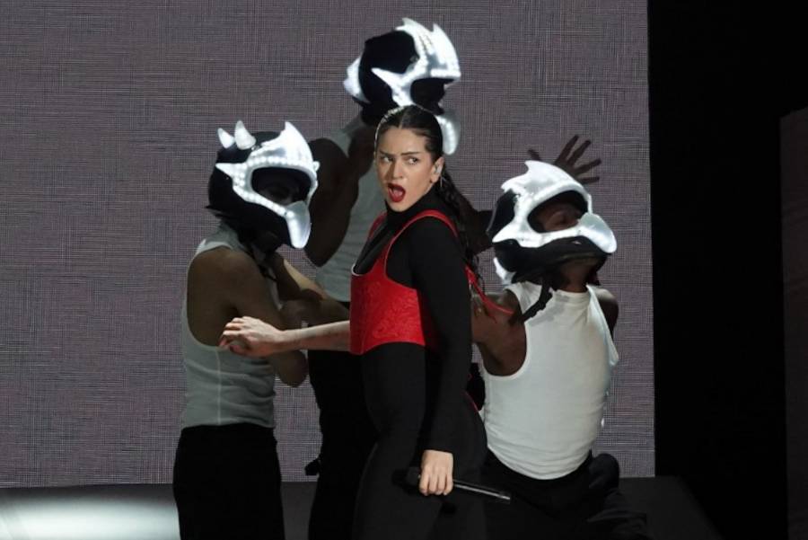 Rosal&iacute;a anuncia su nuevo disco “Lux” con espectaculares proyecciones en Times Square y Madrid