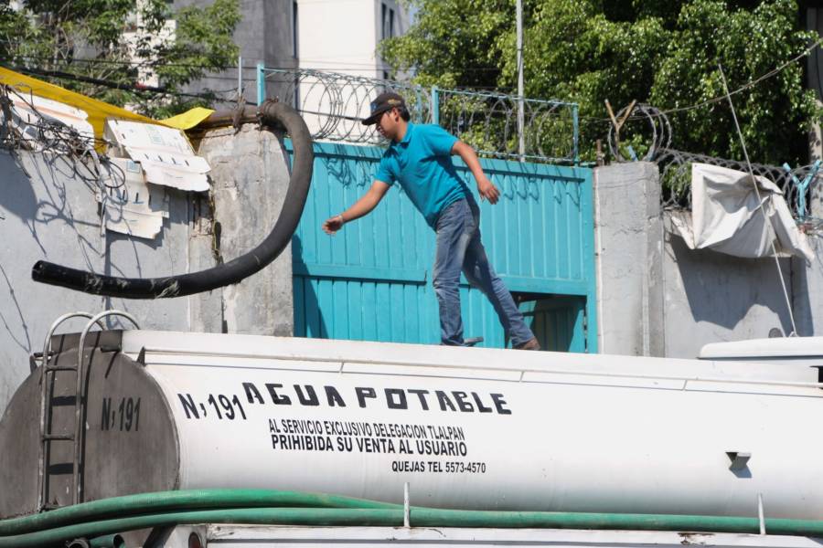 Bloquean Calzada de Tlalpan y Perif&eacute;rico operadores de pipas por falta de agua