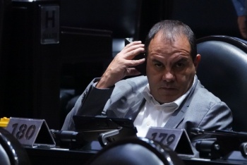 Sancionar&aacute;n a Cuauht&eacute;moc Blanco por jugar p&aacute;del durante sesi&oacute;n de diputados