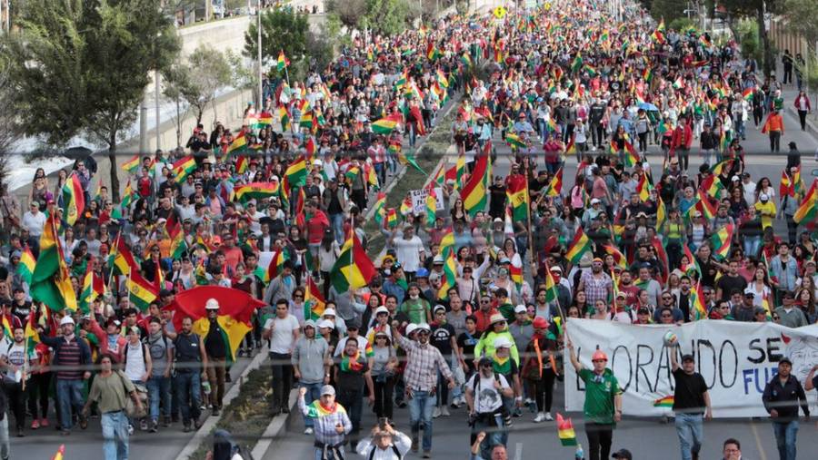 Cientos de personas protestan en Bolivia contra la elección de Paz como presidente