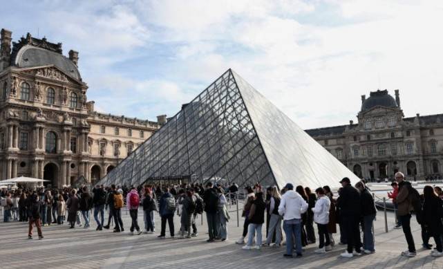 El Louvre reabre tras robo millonario de joyas