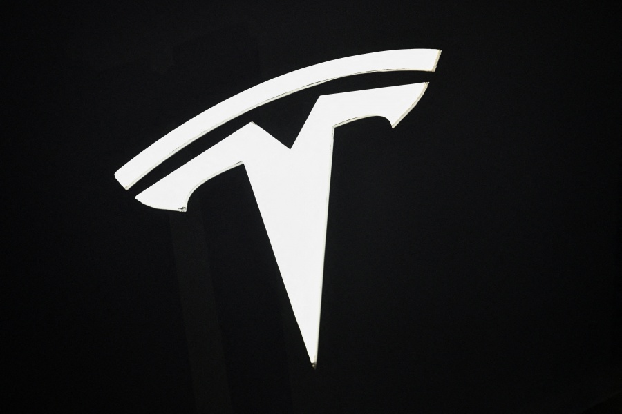 Ganancias de Tesla caen 37% en 3T por aumento de costos y aranceles
