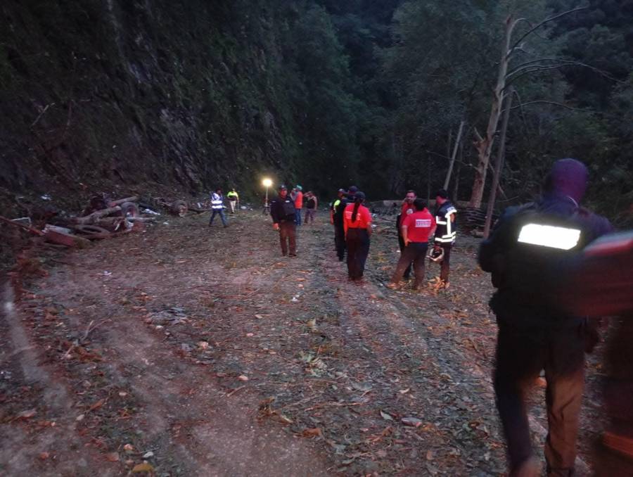 Explosi&oacute;n de pipa de gas cierra la carretera federal 120 en Pinal de Amoles