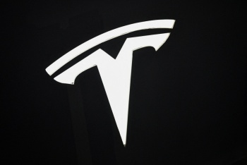 Ganancias de Tesla caen 37% en 3T por aumento de costos y aranceles