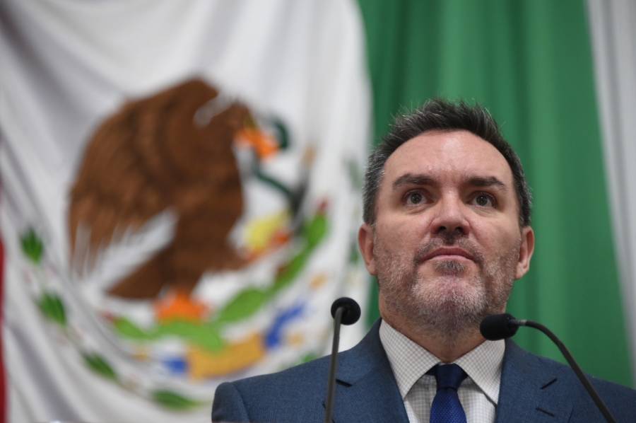 Diputados del PAN alertan sobre riesgo en el AICM por baches en las pistas
