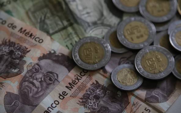 El peso mexicano mantiene estabilidad tras datos mixtos de inflación y consumo