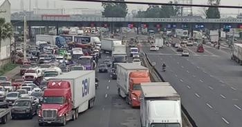 Cierre nocturno en la autopista M&eacute;xico-Quer&eacute;taro por paso de unidades sobredimensionadas