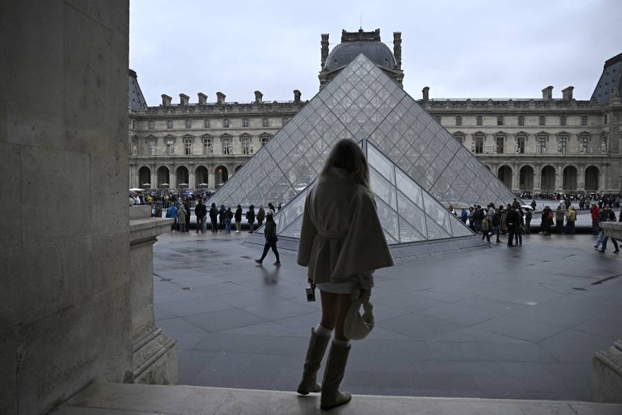 Dos hombres detenidos en Francia por el robo de joyas en el Louvre